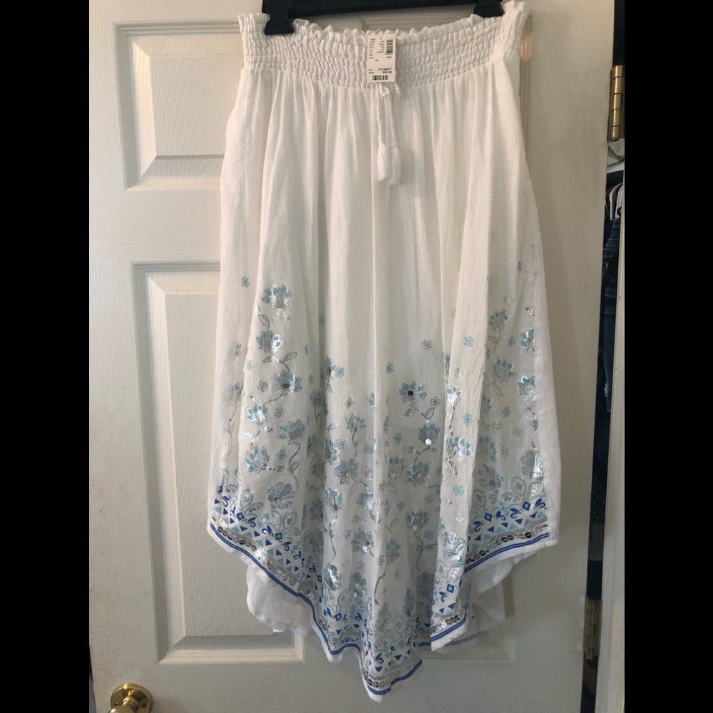 Flowy asymmetrical skirt